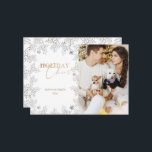 Winter Wonder Photo Gold Calligraphy Carte de vaca<br><div class="desc">Notre collection "Winter Wonder Holiday" présente des illustrations au pochoir de feuillage hivernal couplées à un élégant script en feuille d'or imitation. Les Arrière - plans sont élégants blanc, riche bordeaux et vert chasseur - couleurs de vacances classiques. Vous pouvez mélanger et assortir les produits de cette collection pour un...</div>