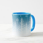 Winter Wonderland Snowflake Christmas Coffee Mug<br><div class="desc">Profitez de la magie de l'hiver avec ce magnifique flocon de neige et cette tasse arborée. Doté d'un design dépoli d'arbres blancs délicats et de flocons de neige tombants contre un arrière - plan bleu dégradé, ce mug saisit parfaitement la beauté sereine d'un pays merveilleux d'hiver. La poignée et l'intérieur...</div>