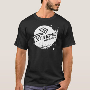 Xtreme repassant le T-shirt noir de base