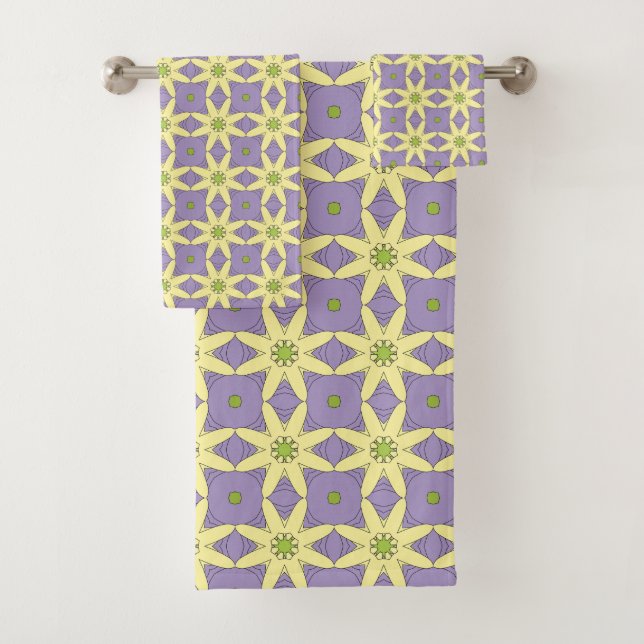Yellow and purple geometric floral patterned  (En situation)