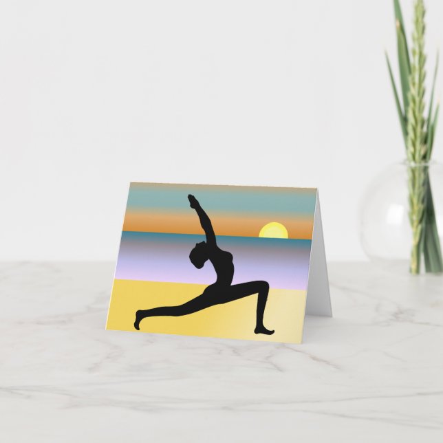Yoga à la femme de plage posant la carte de note (Devant)