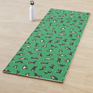 Yoga Chats noirs et blancs drôles faisant un tapis de y