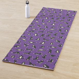 Yoga Chats noirs et blancs drôles faisant un tapis de y