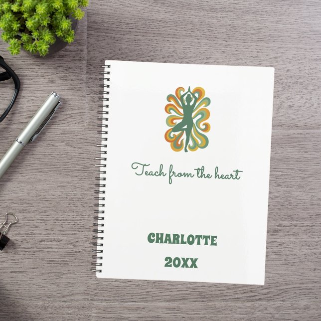 Yoga pose swirls green orange slogan retro 2026 (Créateur téléchargé)