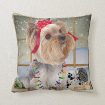 Yorkie dans le coussin de lumière de Noël par