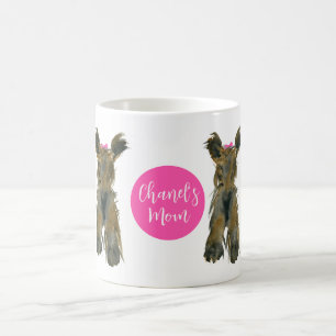 Yorkie foncé avec tasse de café en cou rose