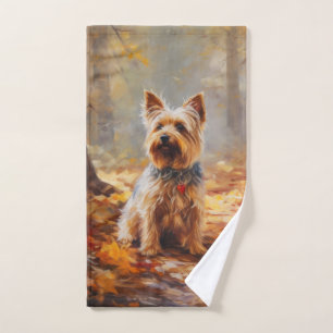 Yorkshire Terrier en automne, les feuilles tombées