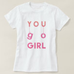 You Go Girl - Fun typographie Motivational T-shirt<br><div class="desc">NewParkLane - T-Shirt de base pour femmes, avec une citation amusante et motivante 'You Go Girl' dans une typographie moderne et amusante avec des lettres pendantes, dans des couleurs roses dégradées. Un cadeau mignon pour un peu de soutien et d'encouragement! Consultez cette collection pour les articles correspondants. Avez-vous des souhaits...</div>