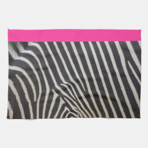 zèbre rayé et serviette de cuisine rose