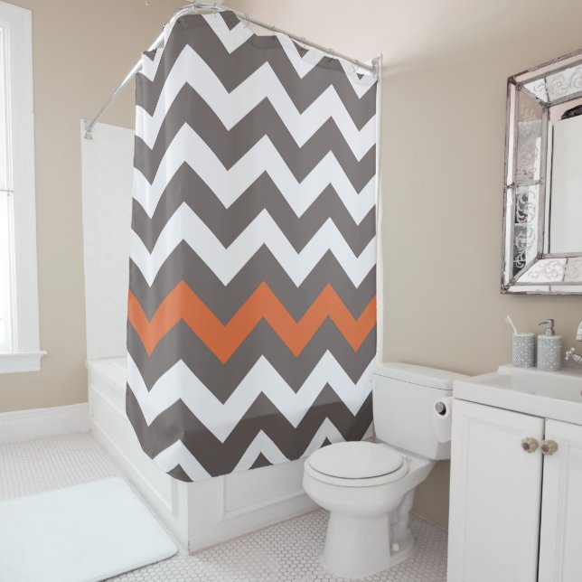 Zigzags Gris Avec Rideau De Douche À Accent Orange (En situation)