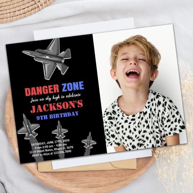 Zone de danger Avion de chasse Invitations d'anniv (Danger Zone Fighter Jet Birthday Invitations Photo)